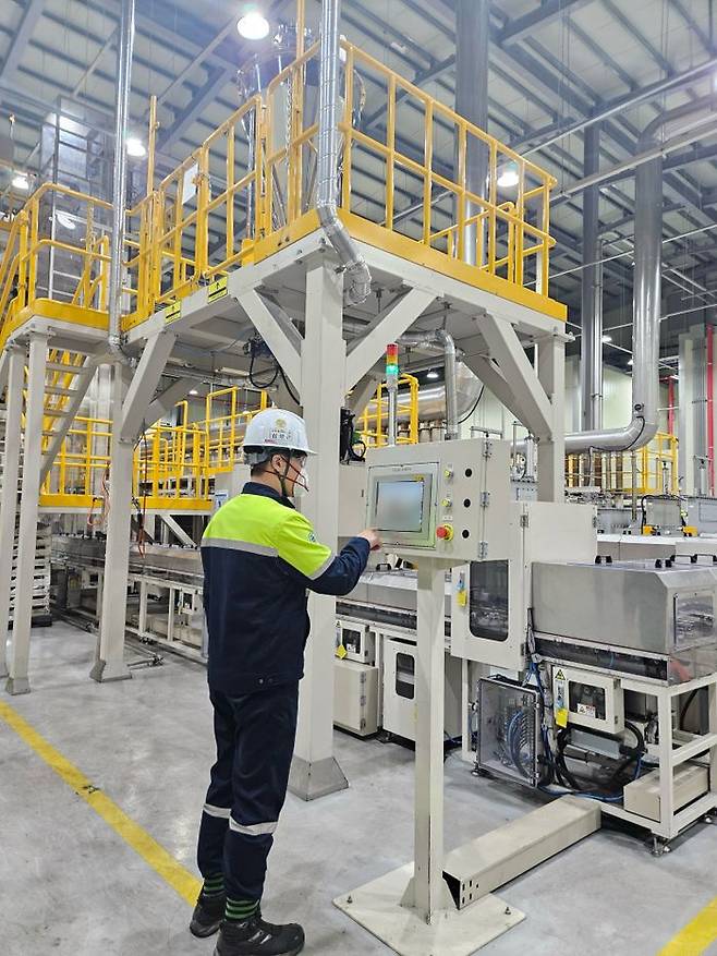 포스코퓨처엠이 세종 기술연구소 파일럿 플랜트에서 LMR 양극재 제품 생산을 테스트하고 있다. ⓒ포스코퓨처엠