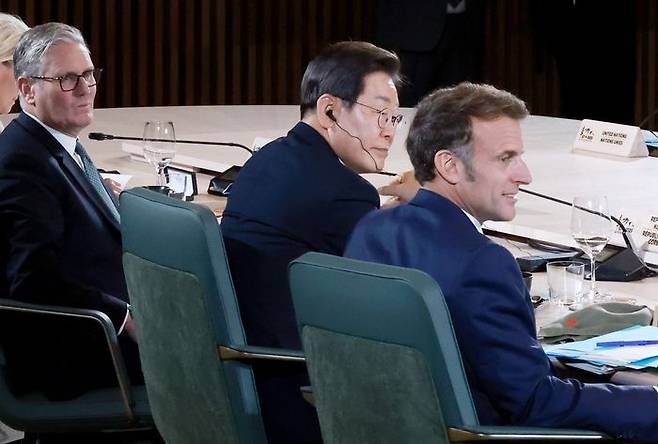 이재명 대통령이 17일(현지시간) 캐나다 앨버타주 캐내내스키스 주요 7개국(G7) 정상회의장에서 업무 오찬을 겸해 열린 G7 정상회의 확대 세션에 참석해 있다. 오른쪽부터 에마뉘엘 마크롱 프랑스 대통령, 이 대통령, 키어 스타머 영국 총리. ⓒ 연합뉴스