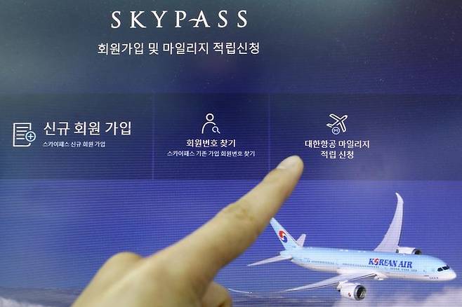 인천국제공항 제1여객터미널에서 시민들이 마일리지 키오스크를 이용하고 있는 모습 ⓒ뉴시스