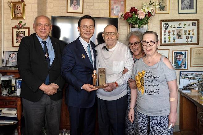 신익현 LIG넥스원 대표(왼쪽에서 두 번째)가 16일(현지 시간) 유엔군 참전용사 세르주 아르샹보 씨(왼쪽에서 세 번째) 자택을 찾아 감사패와 기념품을 전달하며 기념 촬영을 하고 있다. LIG넥스원 제공