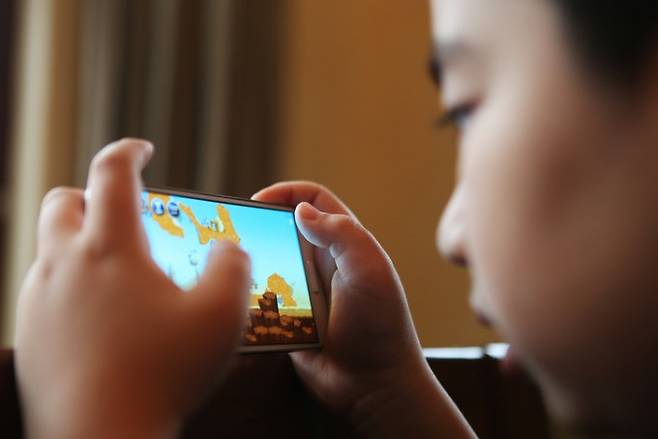 소셜미디어의 ‘중독적 사용’이 자살과 자해를 불러일으키는 정신건강 악화의 핵심 요인으로 지목됐다. 스마트폰을 사용하는 아동의 이미지. 게티이미지뱅크 제공