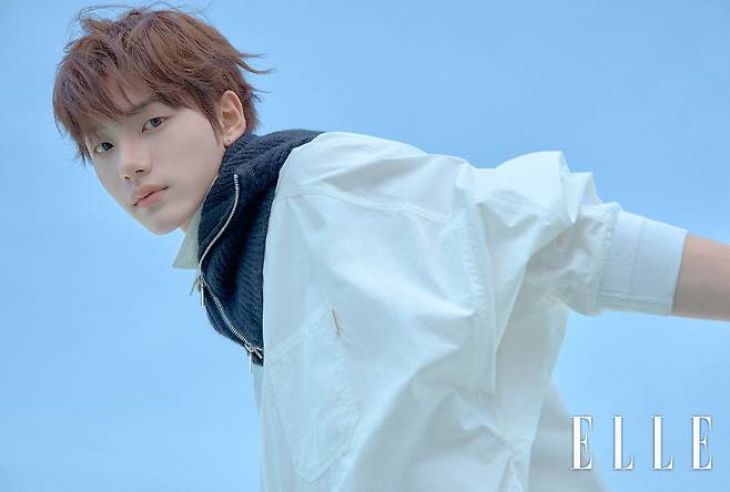 화이트 셔츠는 juun.j, 팬츠는 Christoph Rumpf by Adekuver.