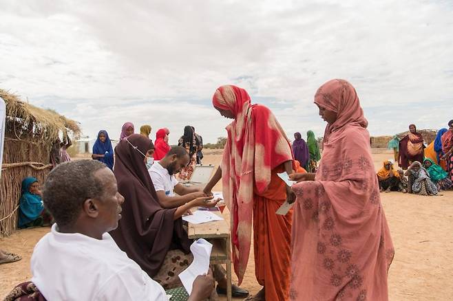 지난 2023년 5월 22일 에티오피아 동이미 지역 시가데레에서 국내 실향민 여성들이 국제구조위원회의 현금 지원 프로그램을 통해 생계비로 사용 가능한 현금을 수령하고 있다. 국제구조위원회 제공