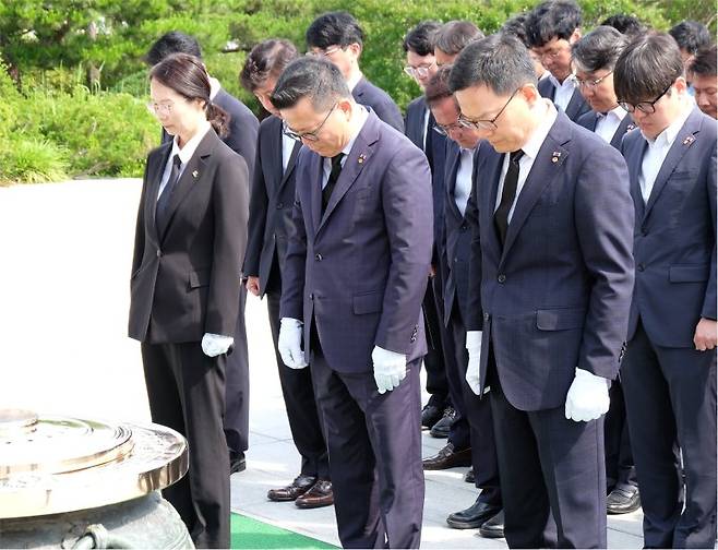 손재일 한화에어로스페이스·한화시스템 대표(앞줄 오른쪽 첫번째)와 어성철 한화오션 특수선사업부장(앞줄 오른쪽 두번째)이 19일 서울 동작구 국립서울현충원에서 참배하고 있다. 한화에어로스페이스 제공