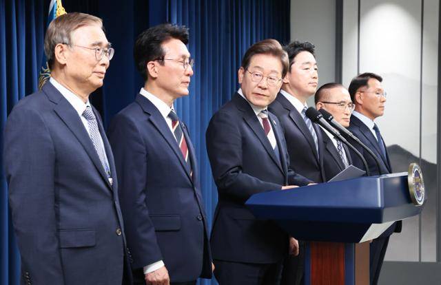 이재명 대통령이 4일 서울 용산구 대통령실 청사 브리핑룸에서 국무총리와 국정원장, 대통령 비서실장 등 인선발표를 하고 있다. 왼쪽 첫 번째가 이종석 국정원장 후보자. 뉴스1