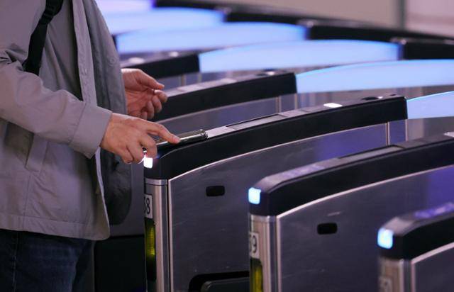 4월 29일 서울의 한 지하철역에서 시민이 개찰구에 교통카드를 찍고 있다. 뉴시스