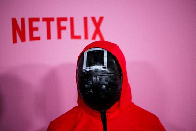 넷플릭스 TV 시리즈 '오징어 게임' 속 핑스솔저와 넷플릭스 로고. 로이터 연합뉴스