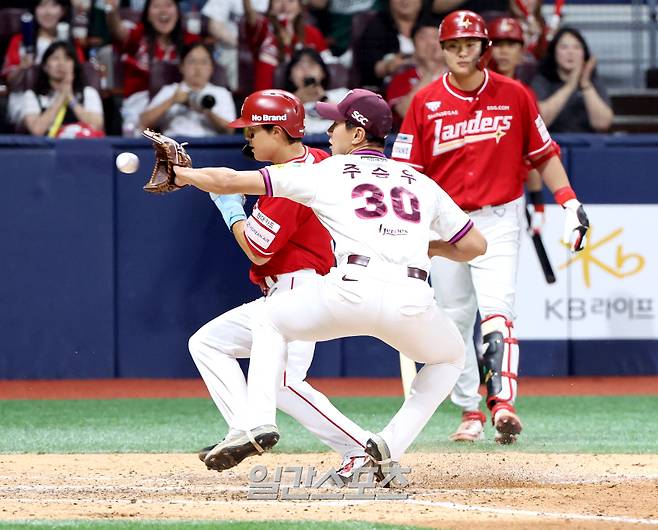 2025 KB0리그 프로야구 키움히어로즈와 SSG랜더스의 경기가 18일 오후 서울 고척스카이돔에서 열렸다. 8회초 무사 1,3루 고명준 타석 때 투수 주승우의 폭투를 틈타 3루 주자 정준재가 득점에 성공하고 있다. 고척=김민규 기자 mgkim1@edaily.co.kr /2025.06.18/