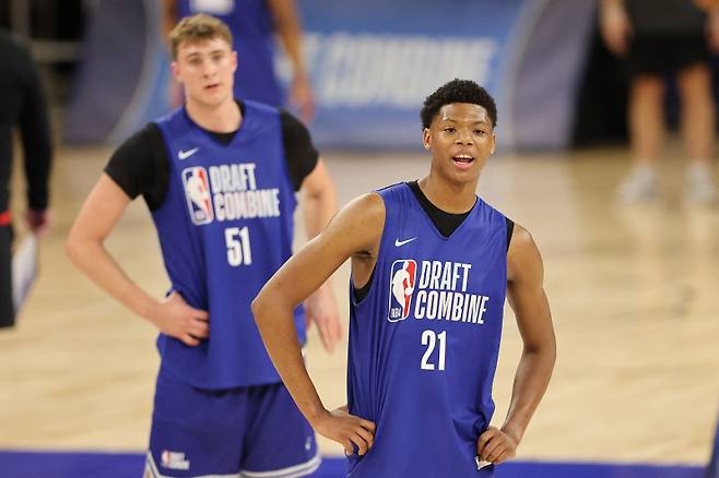 <yonhap photo-1402=""> CHICAGO, ILLINOIS - MAY 13: Ace Bailey #21 and Cooper Flagg #51 look on during the 2025 NBA Draft Combine at Wintrust Arena on May 13, 2025 in Chicago, Illinois. Michael Reaves/Getty Images/AFP (Photo by Michael Reaves / GETTY IMAGES NORTH AMERICA / Getty Images via AFP)/2025-05-14 04:39:21/ <저작권자 ⓒ 1980-2025 ㈜연합뉴스. 무단 전재 재배포 금지, AI 학습 및 활용 금지></yonhap>