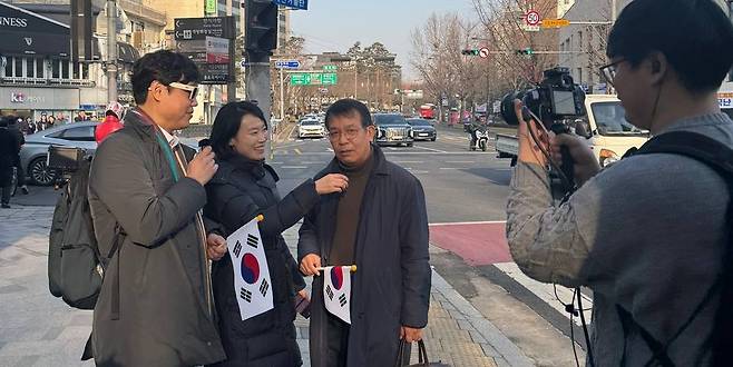 2월14일 서울 종로구 헌법재판소 앞에서 진행한 라이브 방송. 사진 왼쪽부터 김준일 시사평론가, 김은지 시사IN 기자, 김종대 전 의원. /김은지 제공