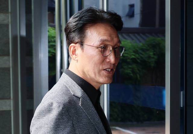 ▲ 김민석 국무총리 후보자가 지난 18일 서울 종로구 통의동 금융감독연수원에 마련된 청문회 준비단 사무실로 출근하고 있다. 연합뉴스