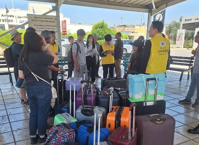 정부의 신속대응팀과 함께 이스라엘-요르단 국경 검문소에서 대기중인 이스라엘 교민 등 한국인들 /사진=외교부 제공