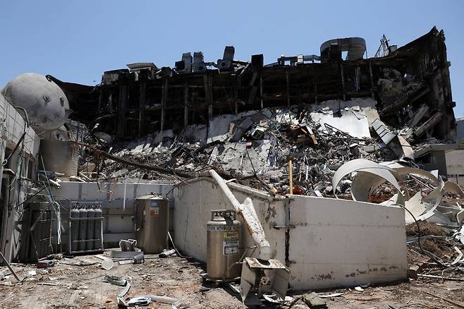 현지시간 19일, 이란의 미사일 공격으로 파괴된 이스라엘 레호봇 지역의 모습 / 사진=REUTERS