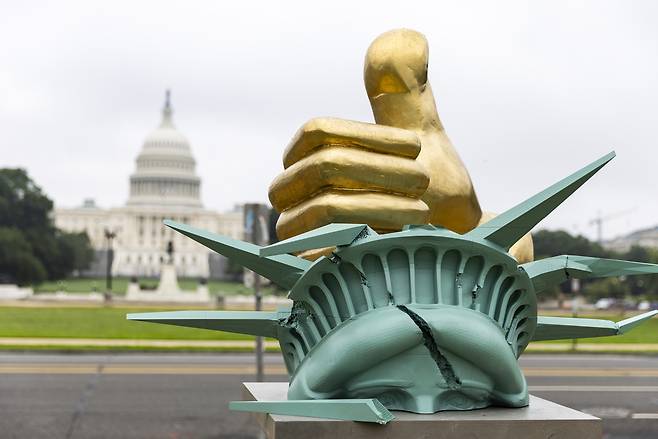 미국 워싱턴DC 내셔널몰에 설치된 조각상 ‘독재자 인증’. EPA 연합뉴스.