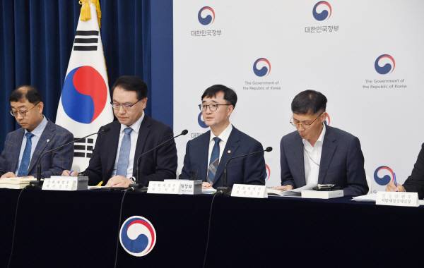 기획재정부 임기근(왼쪽에서 세 번째) 2차관 등이 지난 18일 정부세종청사에서 브리핑을 갖고 ‘새정부 추가경정예산안’의 주요 내용을 설명하고 있다. 기재부 제공