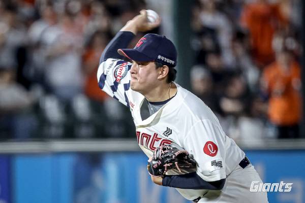 19일 부산 사직구장에서 열린 한화와 3연전 마지막 경기에 마무리로 등판한 롯데 김원중이 힘껏 공을 던지고 있다. 롯데 자이언츠 제공