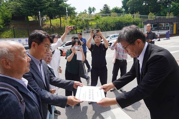 ▲이날 언론장악저지공동행동은 기자회견 이후 대통령실 관계자를 만나 의견서를 전달했다. 사진= 언론장악저지공동행동 제공.