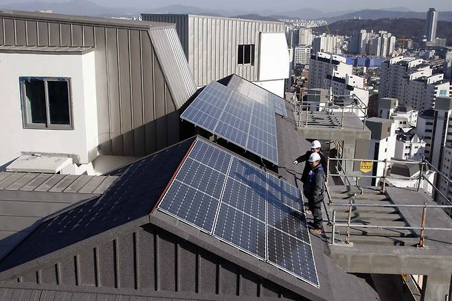 서울의 한 민간 아파트 옥상에 태양광 패널이 설치된 모습. 연합뉴스