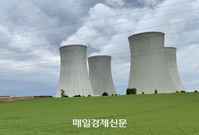 체코 두코바니 원전 3·4호기 냉각탑에서 증기가 뿜어져 나오고 있다.