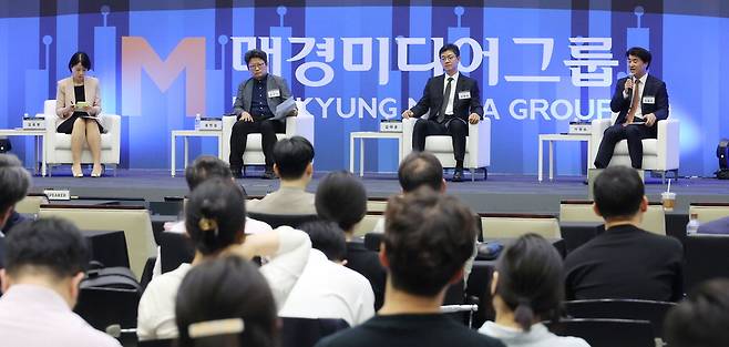 19일 서울 여의도 한국거래소 KRX홍보관에서 열린 '2025 매경 자본시장 대토론회'에서 참석자들이 비트코인 등 가상화폐 상장지수펀드(ETF)가 국내 가상자산 시장에 미치는 영향을 주제로 토론하고 있다. 왼쪽부터 김효봉 태평양 변호사, 윤민섭 디지털소비자연구원 이사, 김태윤 빗썸 전무, 이정수 서울대 로스쿨 교수. 이승환 기자