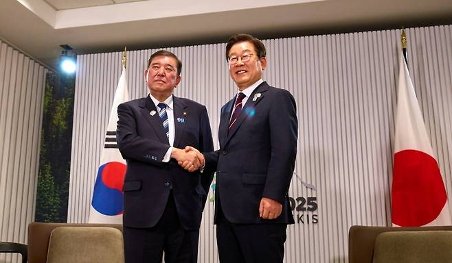 이재명 대통령이 17일(현지시간) 캐나다 앨버타주 캐내내스키스 주요 7개국(G7) 정상회의장에서 이시바 시게루 일본 총리와 한·일 정상회담을 하고 있다. (대통령실 제공. 재판매 및 DB 금지) 2025.6.19/뉴스1 Copyright (C) 뉴스1. All rights reserved. 무단 전재 및 재배포, AI학습 이용 금지. /사진=(서울=뉴스1) 박지혜 기자