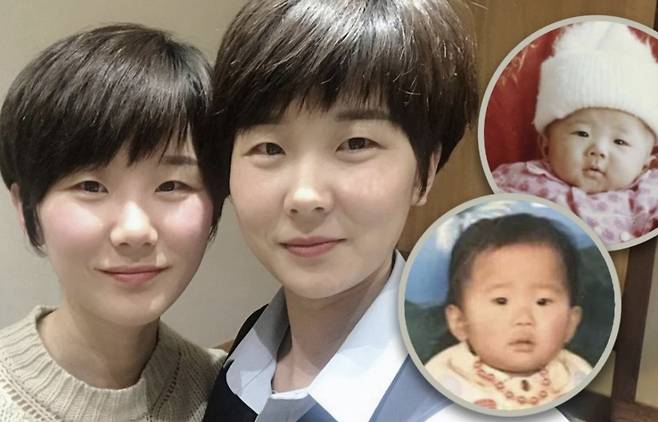 얼굴도 목소리도 똑같은 두 친구가 알고보니 각각 다른 가정으로 입양된 쌍둥이 자매였던 것으로 드러나 화제다. /사진=사우스차이나모닝포스트 갈무리