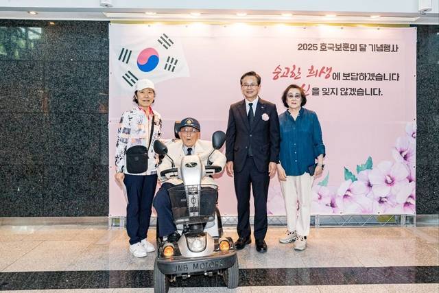 호국보훈의 달 기념행사에 참석한 최호권 영등포구청장(오른쪽 두번째). 영등포구청 제공