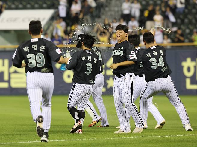 18일 서울 잠실야구장에서 열린 프로야구 NC 다이노스와 LG 트윈스의 경기. 9회말 1사 1, 3루 LG 송찬의가 끝내기 유격수 땅볼을 치며 9 대 8로 마무리된 팀의 승리를 동료들과 자축하고 있다. 연합뉴스