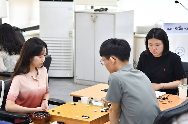 제48기 SG배 명인전 예선 2회전 허서현 5단(사진 왼쪽) vs 조상연 4단. 한국기원 제공