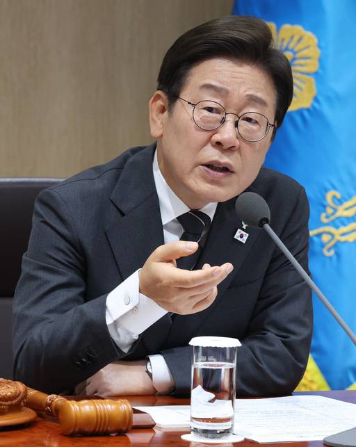 이재명 대통령이 19일 용산 대통령실 청사에서 국무회의를 주재하고 있다. 대통령실통신사진기자단