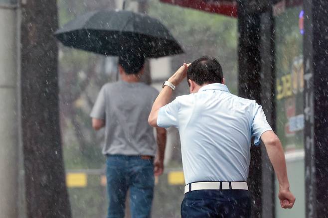 전국 곳곳 비가 내린 16일 서울 서대문구에서 한 시민이 손으로 비를 막으며 뛰어가고 있다. 연합뉴스