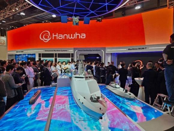 지난달 28일 부산 벡스코에서 열린 MADEX 2025에 한화시스템의 전투용 무인수상정이 전시돼 있다. 한화시스템 제공