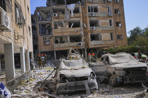 이란의 미사일 공격으로 19일 이스라엘 최대 도시 텔아비브 근처 호론 지역의 민간인 주거 건물과 차량이 심한 손상을 입었다. 호론 AP 연합뉴스