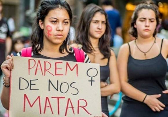 브라질 여성들이 “우리를 그만 죽이라”고 적은 팻말을 들고 시위를 하고 있다. 푼토카피탈 캡처