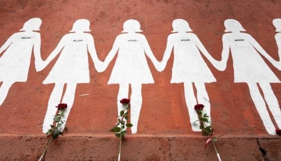 여성 살해 피해자를 상징하는 흰색 실루엣 벽화에 놓인 꽃들. EPA 연합뉴스