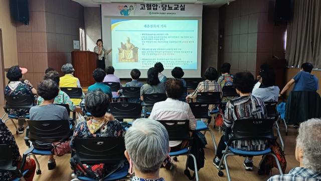 가천대 길병원 가정의학과 최수정 교수가 지난 17일 인천 미추홀구 숭의보건지소를 찾아 지역 주민을 위한 건강강좌를 열었다. 사진제공=길병원