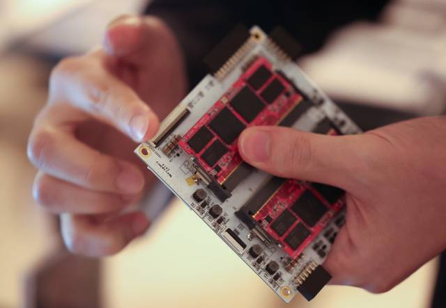 지난달 20일 서울 중구 웨스틴조선호텔에서 열린 'K-온디바이스 AI반도체 협력포럼'에 AI 반도체가 전시돼 있다. 연합뉴스