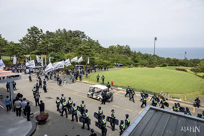 민주노총 전국공공운수사회서비스노조 조합원들이 5월23일 경북 영덕 오션비치 골프장 클럽하우스 앞에서 노조 설립 저지를 규탄하는 집회를 열고 있다 ⓒ시사IN 박미소
