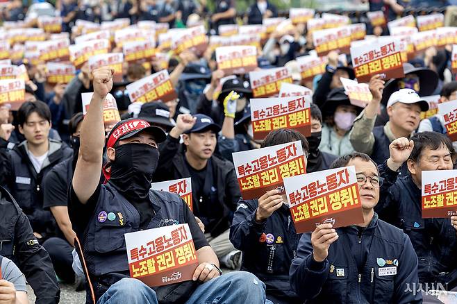5월23일 공공운수노조 조합원들이 오션비치 골프장 앞에서 결의대회를 열고 있다. ⓒ시사IN 박미소