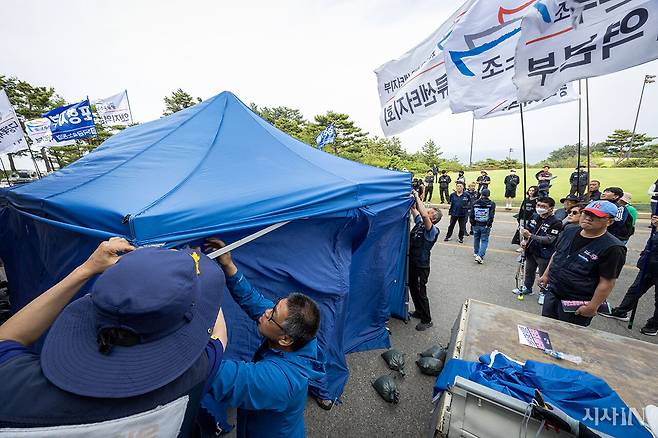 조 아무개 골프장 회장과의 면담이 결렬되자 캐디 노조는 클럽하우스 앞으로 농성장을 옮겼다.ⓒ시사IN 박미소