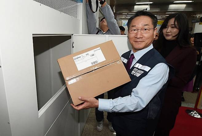 유정복 시장이 지난해 10월28일 인천지하철 1호선 인천시청역에서 '1호 반값택배'를 발송하고 있다. Ⓒ인천시