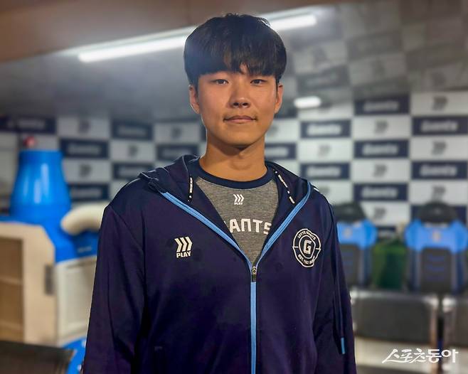 롯데 홍민기가 18일 사직구장에서 열린 한화와 홈경기에 선발등판해 4이닝 1실점 역투로 팀의 6-3 승리에 기여한 뒤 취재진과 만나 인터뷰하고 있다. 사직|김현세 기자 kkachi@donga.com