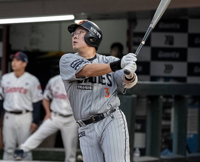 한화 안치홍이 17일 사직 롯데전에서 안경을 쓰고 타격하고 있다. 한화 이글스 제공