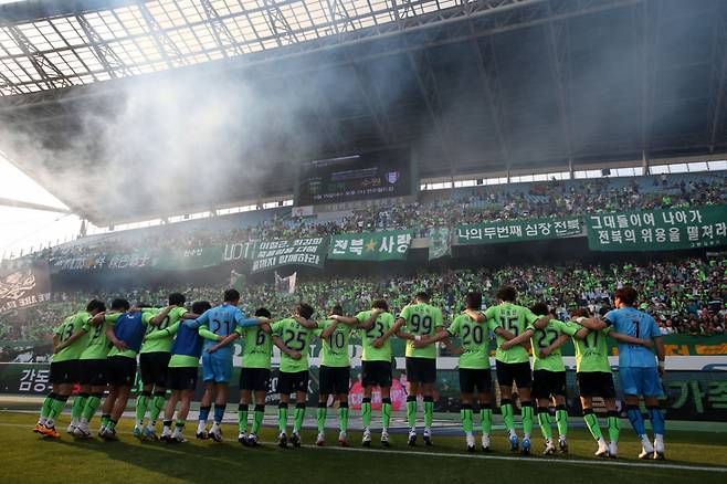 지난 2016년 5월 상주 상무전에서 0-2로 뒤지다 3-2로 역전승을 거둔 뒤 서포터스와 함께 기뻐하고 있는 전북 현대 선수들. /사진=한국프로축구연맹 제공