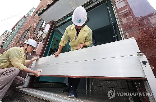 차수판 점검하는 공무원들 (군포=연합뉴스) 홍기원 기자 = 17일 경기도 군포시 산본동 주택가에서 군포시 공무원들이 차수판 등 반지하주택 침수방지시설을 점검하고 있다. 2025.6.17 xanadu@yna.co.kr