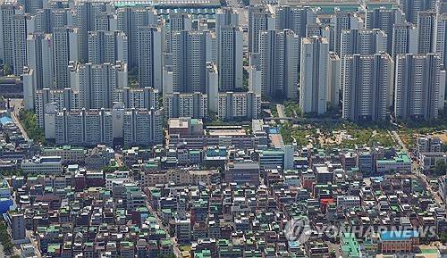 서울 주택 단지 전경 (서울=연합뉴스) 김도훈 기자 = 사진은 6일 서울 송파구 롯데월드타워에서 바라본 주택단지 모습. 2025.6.6 superdoo82@yna.co.kr