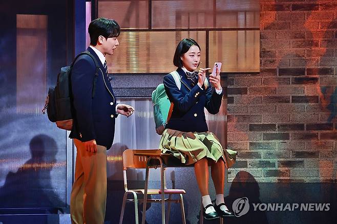 연애의 세 가지 조건 (서울=연합뉴스) 진연수 기자 = 배우 이준과 장민제가 19일 오후 서울 강남구 코엑스 신한카드 아티움에서 열린 뮤지컬 '오늘 밤, 세계에서 이 사랑이 사라진다 해도' 프레스콜에서 주요 장면을 시연하고 있다. 2025.6.19 jin90@yna.co.kr