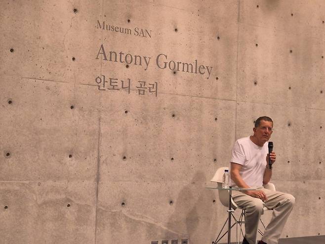 (원주=연합뉴스) 황희경 기자 = 영국의 유명 조각가 앤서니 곰리가 19일 강원도 원주 뮤지엄 산에서 자신의 작품을 상설전시하는 공간 '그라운드'에 대해 설명하고 있다. 2025.6.19.zitrone@yna.co.kr