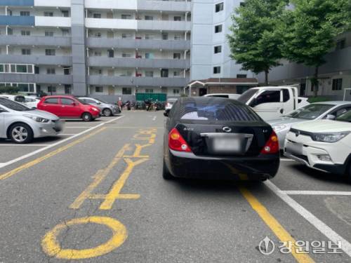 ◇19일 찾은 춘천의 한 아파트 주차장. ’소방차 전용구역’은 불법 주차된 차량에 의해 가로 막혔다. 사진=손지찬 기자