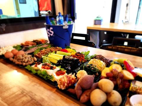 보그호프에 감자, 고구마, 옥수수, 땅콩, 김밥, 메밀묵, 바나나, 오이, 샐러리까지 건강 밥상이 한상 깔렸다.